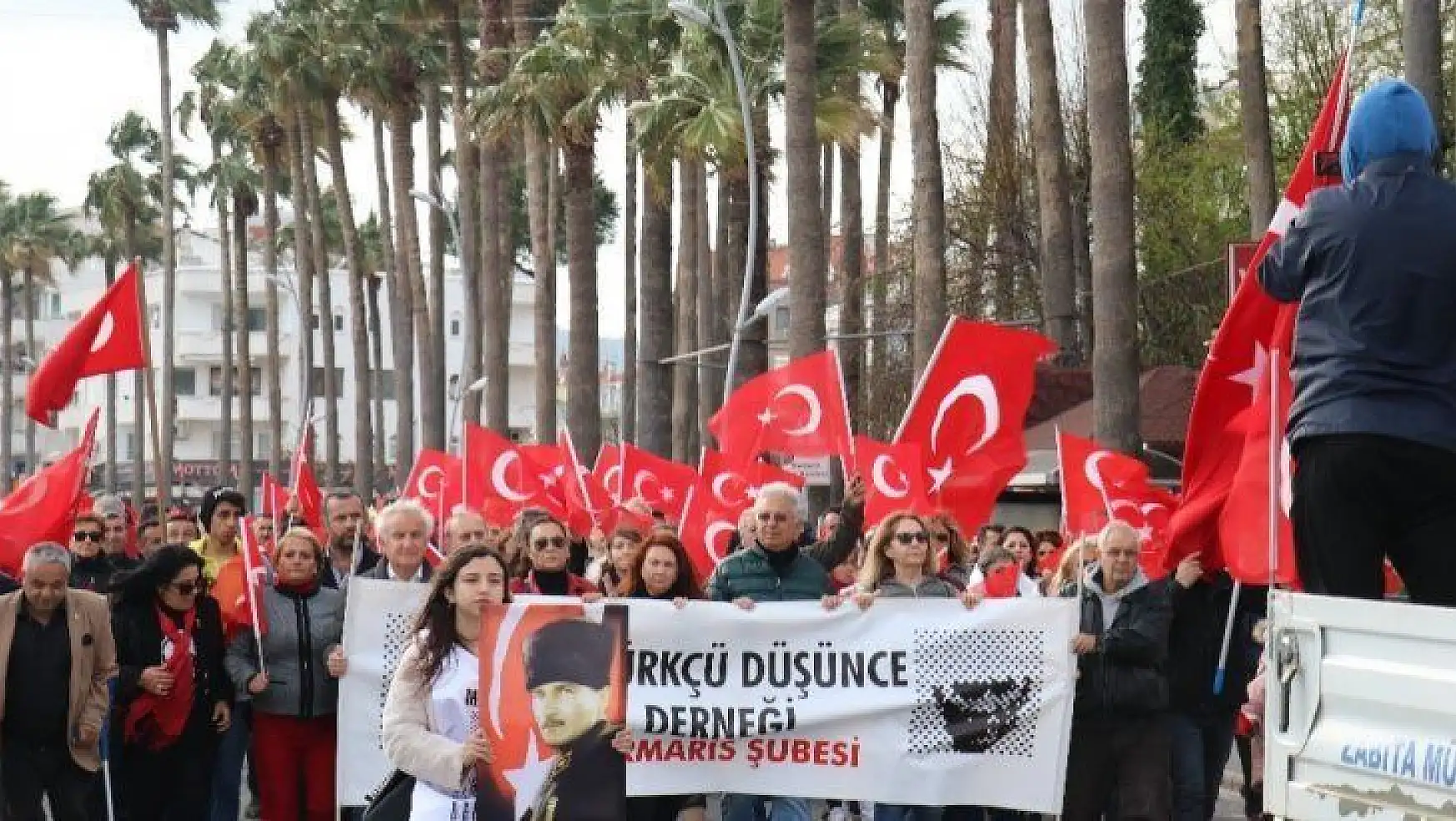 Marmaris'te 'Şehitlere Saygı' yürüyüşü
