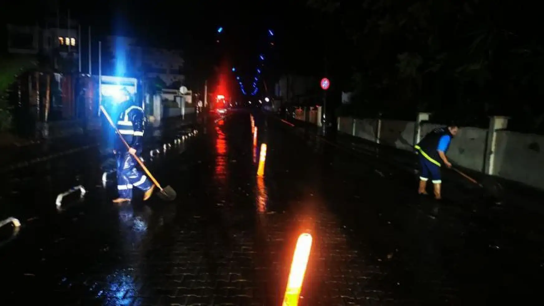 Marmaris'te sağanak yağış sonrası cadde ve sokaklar sele döndü