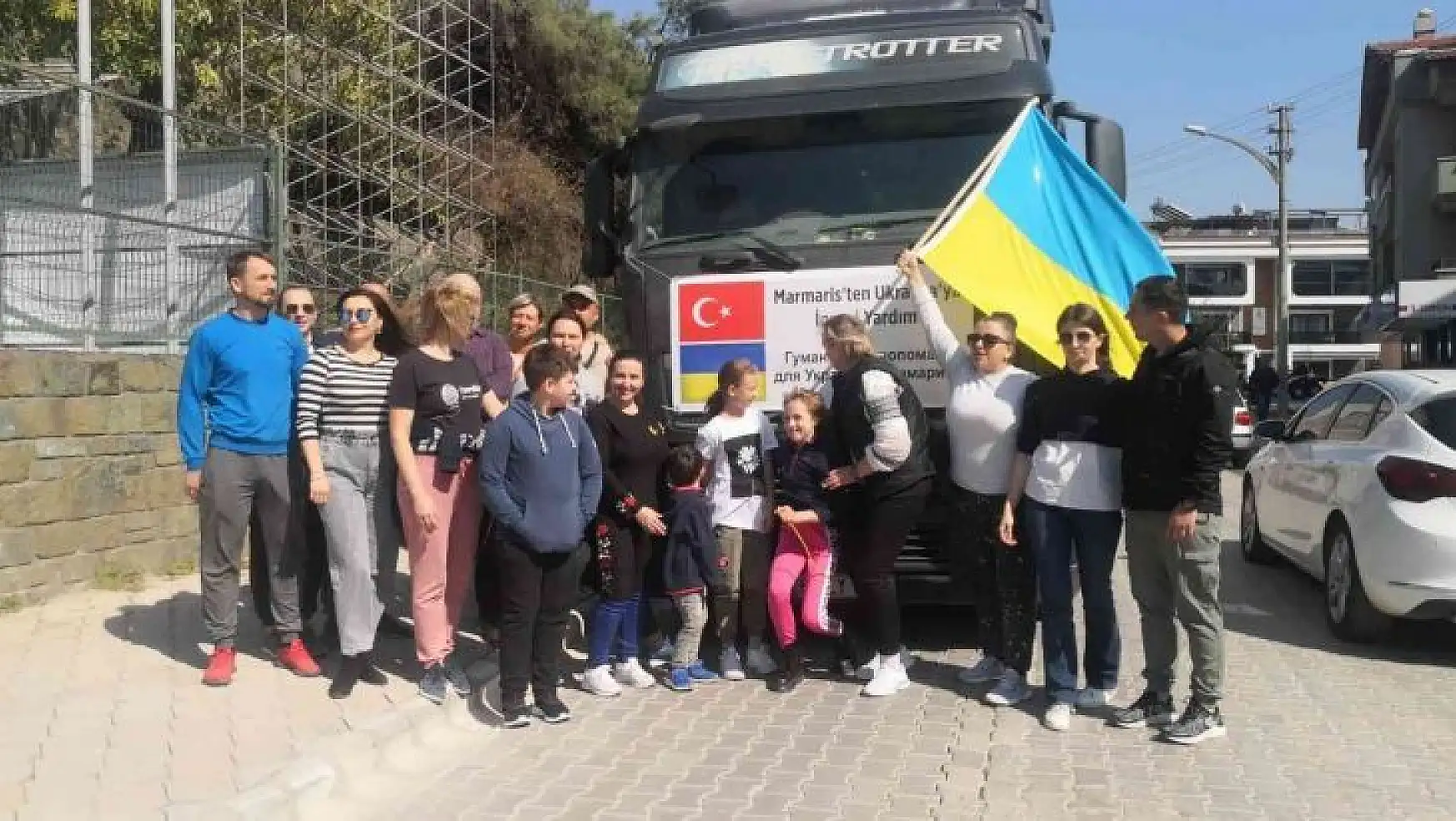 Marmaris'te yaşayan Ukraynalılar ülkelerine yardım gönderdi