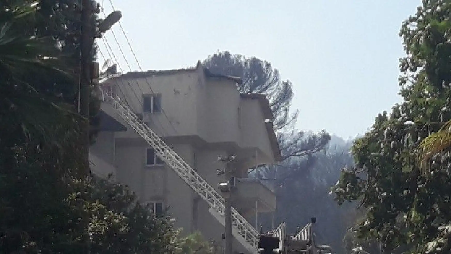 Marmaris'teki yangında iki ev zarar gördü