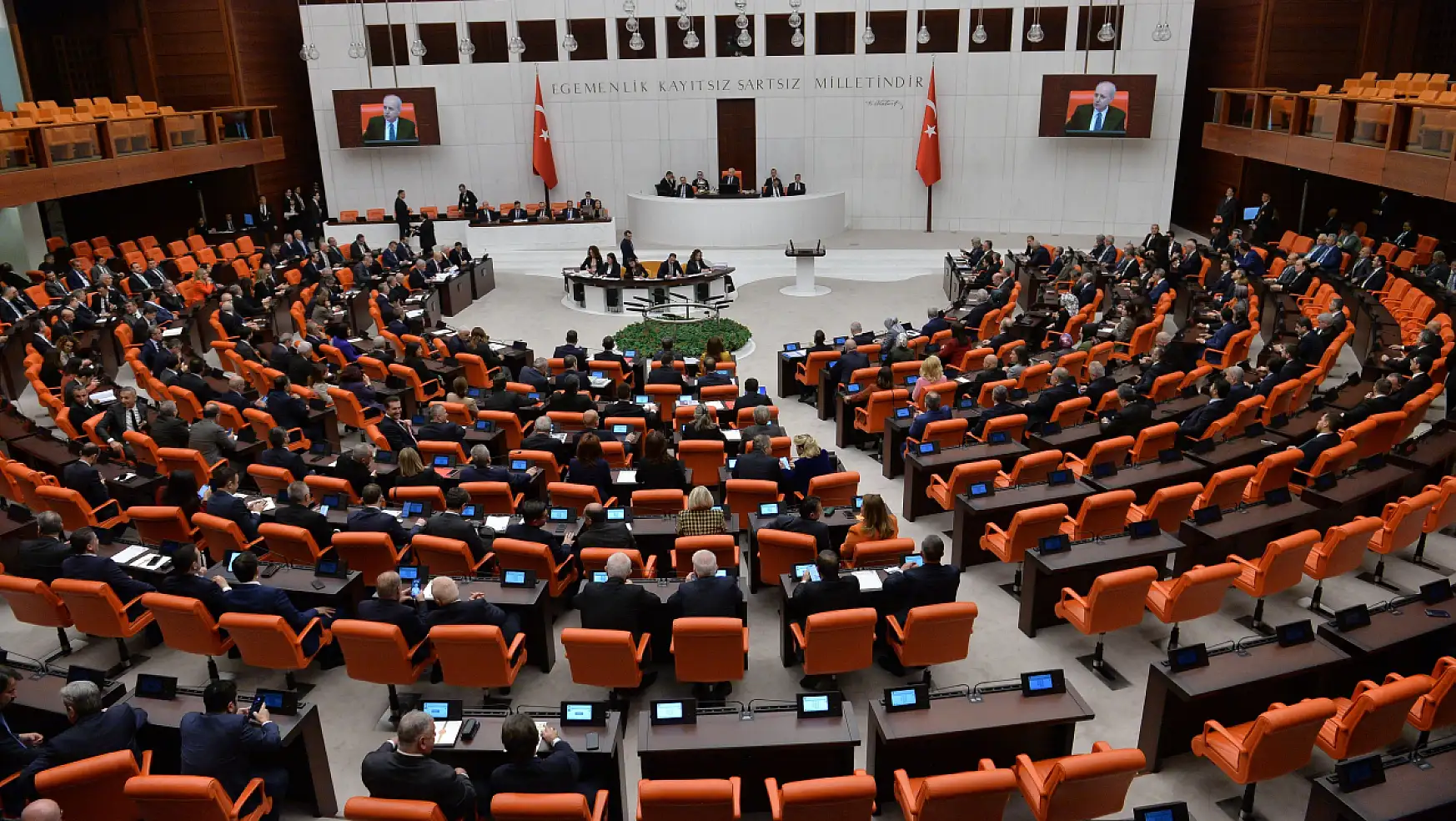 Meclis'te 600 milletvekilinden 61'i partilerden istifa etti