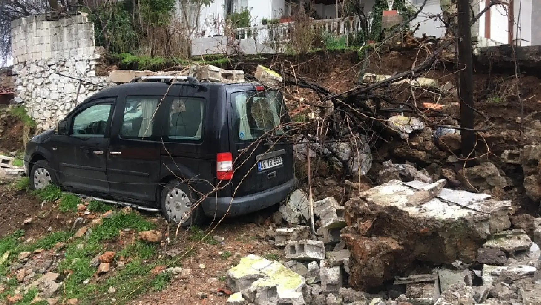 Menteşe'de aşırı yağış nedeniyle istinat duvarı çöktü