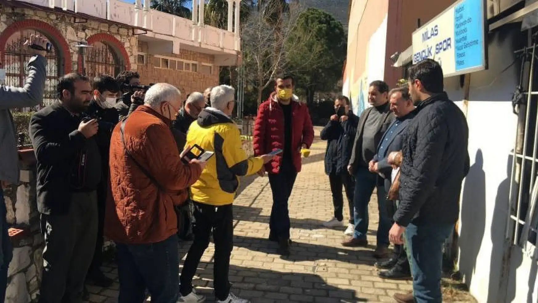 Milas'ta kundaklanan kulüp binası önünde açıklama yapıldı