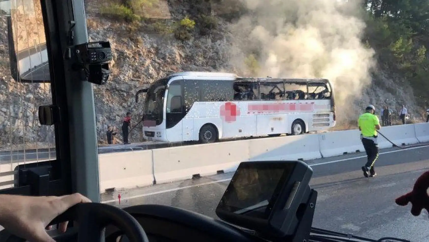 Muğla-Antalya yolu Sakar geçidinde bir yolcu otobüsünde yangın çıktı. Bölgeye çok sayıda ekip sevk edildi.