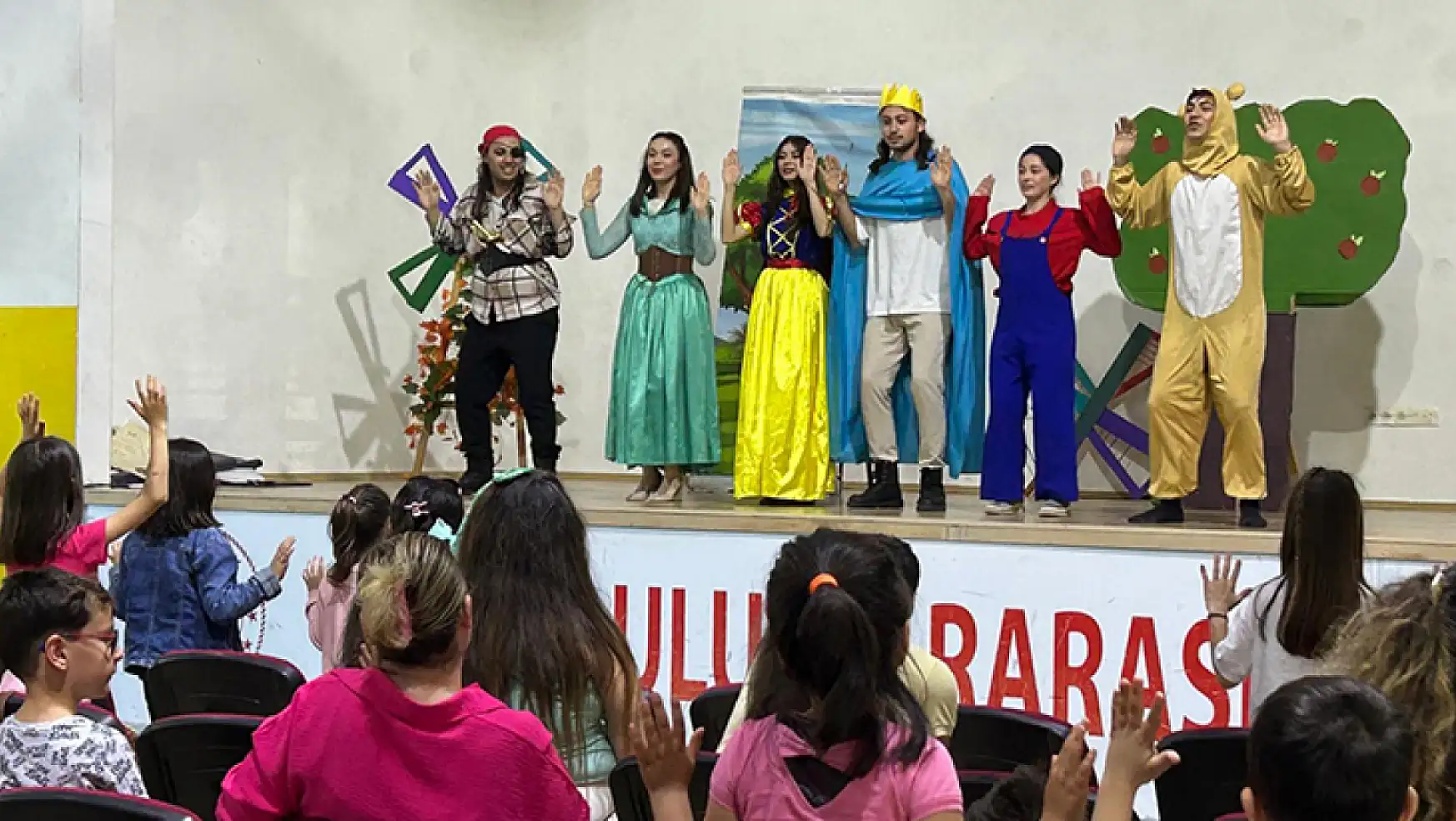 Muğla'da Üniversite Öğrencileri Çocuklara Tiyatro Oyunu Sergiledi
