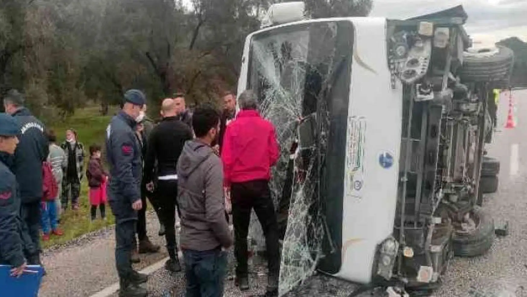 Öğrencilerin bulunduğu minibüs kaza yaptı: 12 yaralı