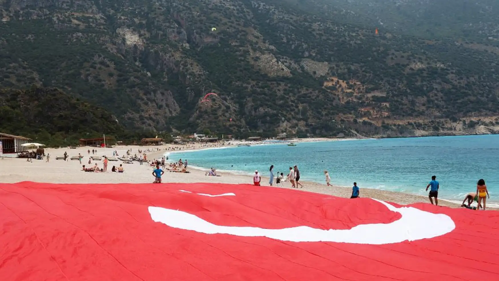 Ölüdeniz sahilinde dev Türk bayraklı 19 Mayıs kutlaması