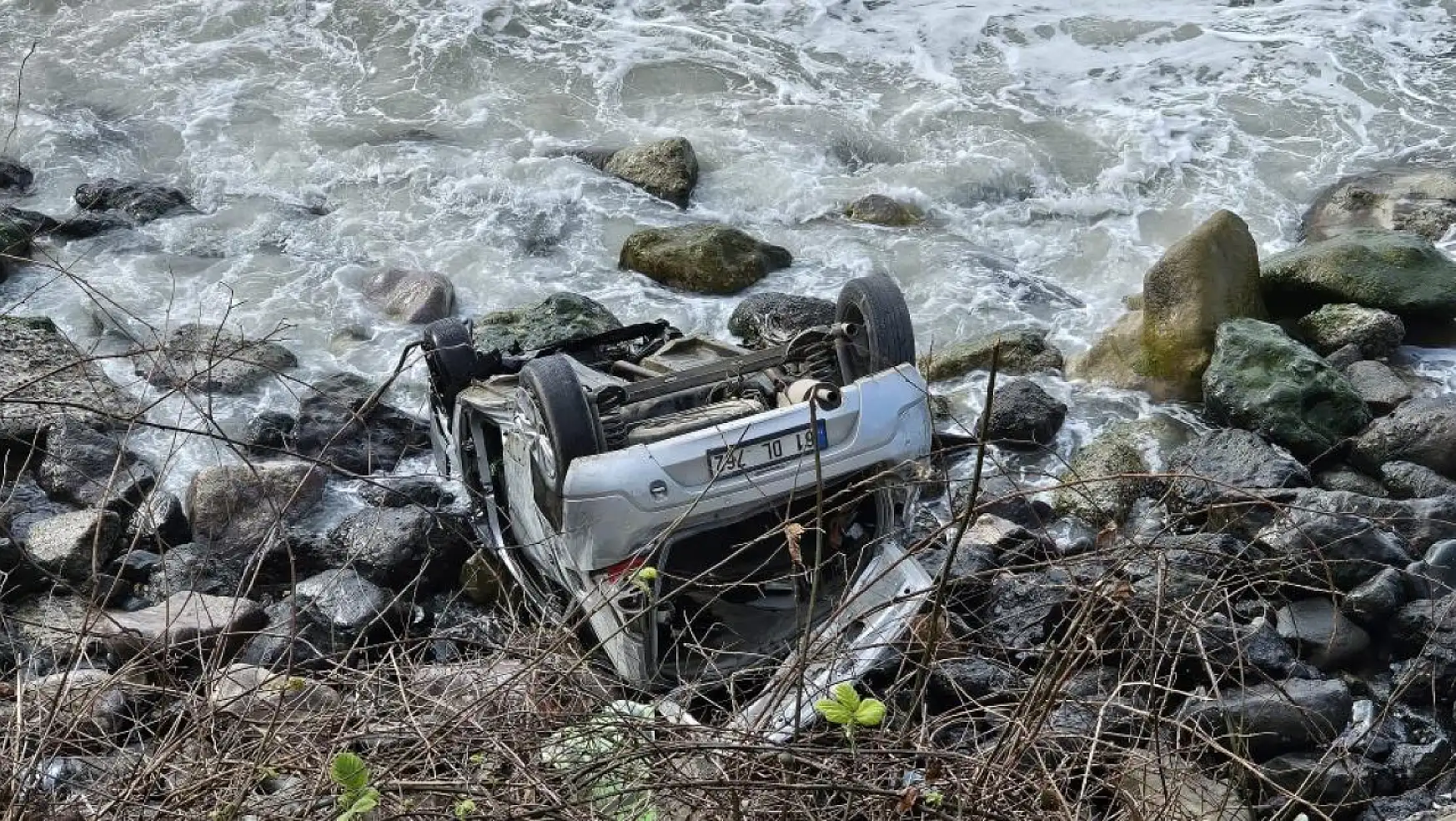 Trafik kazasında denize uçan aracın sürücüsü hayatını kaybetti
