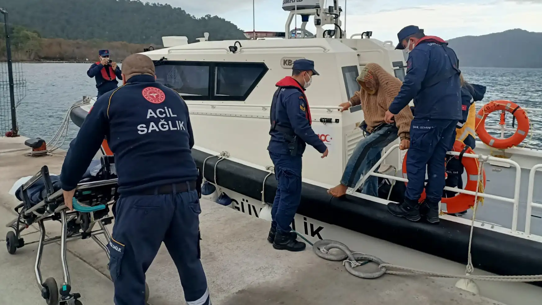 Özel teknede rahatsızlanan vatandaşa Sahil Güvenlik'ten tıbbi tahliye