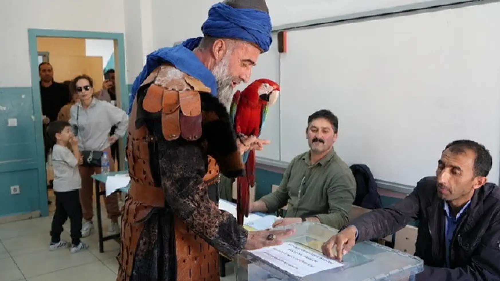 Papağanıyla oy kullanmaya gelen vatandaş ilgi odağı oldu