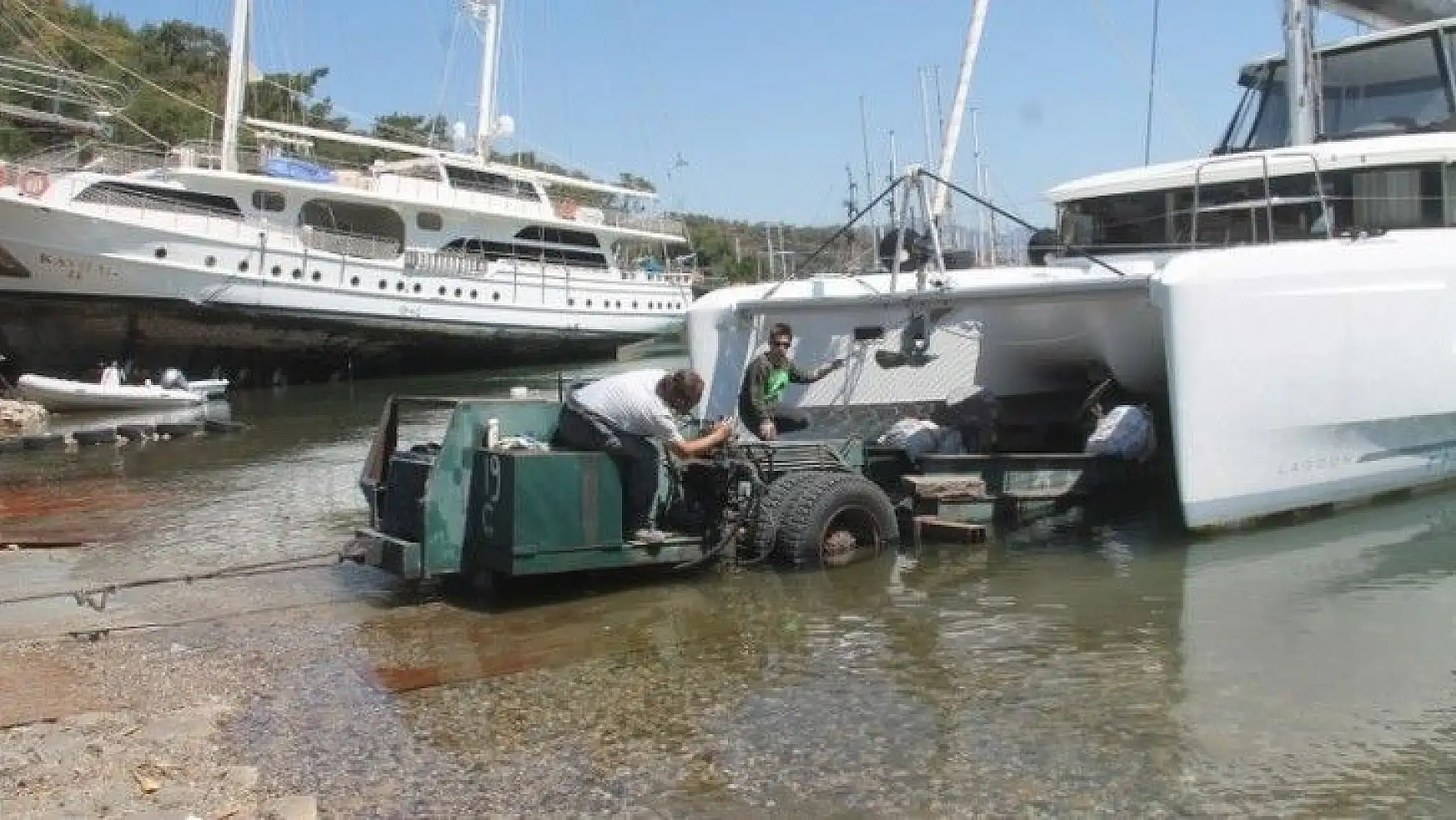 Tersanedeki tekneler son hızla yaz sezonuna hazırlanıyor