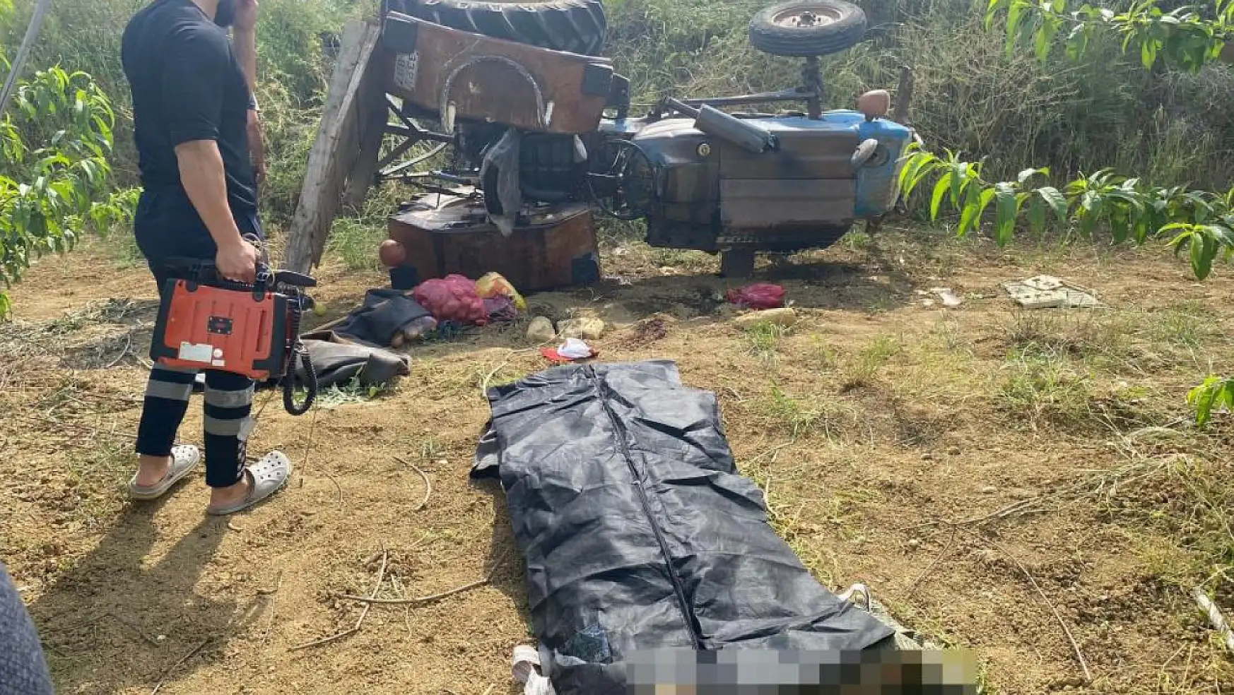 Traktör şarampole devrildi sürücü hayatını kaybetti