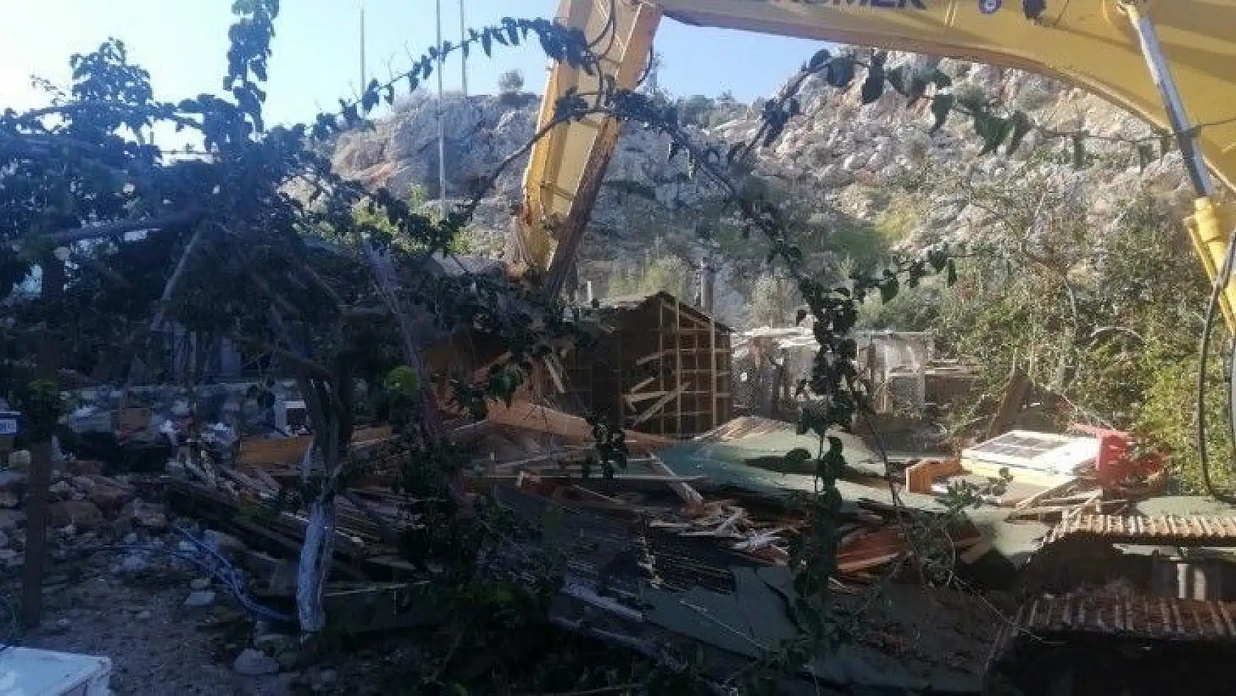 Turistik mahallelerde yıkımlar devam ediyor