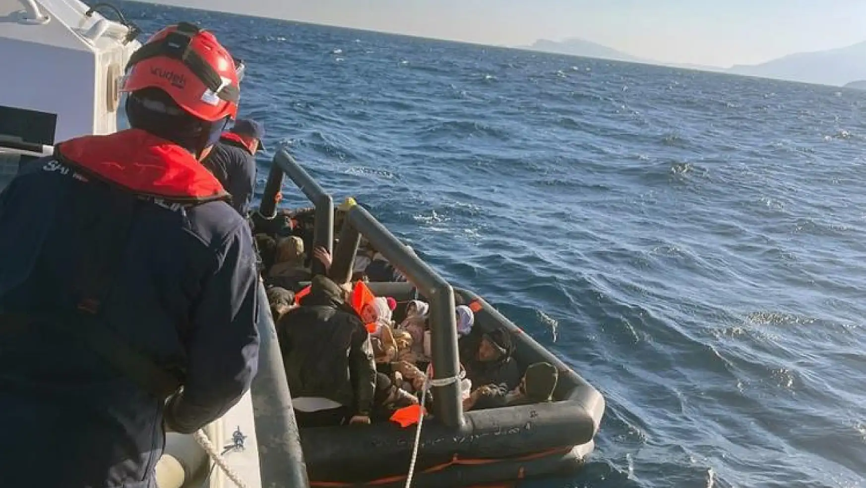 Türk Karasularına geri itilen göçmenler kurtarıldı