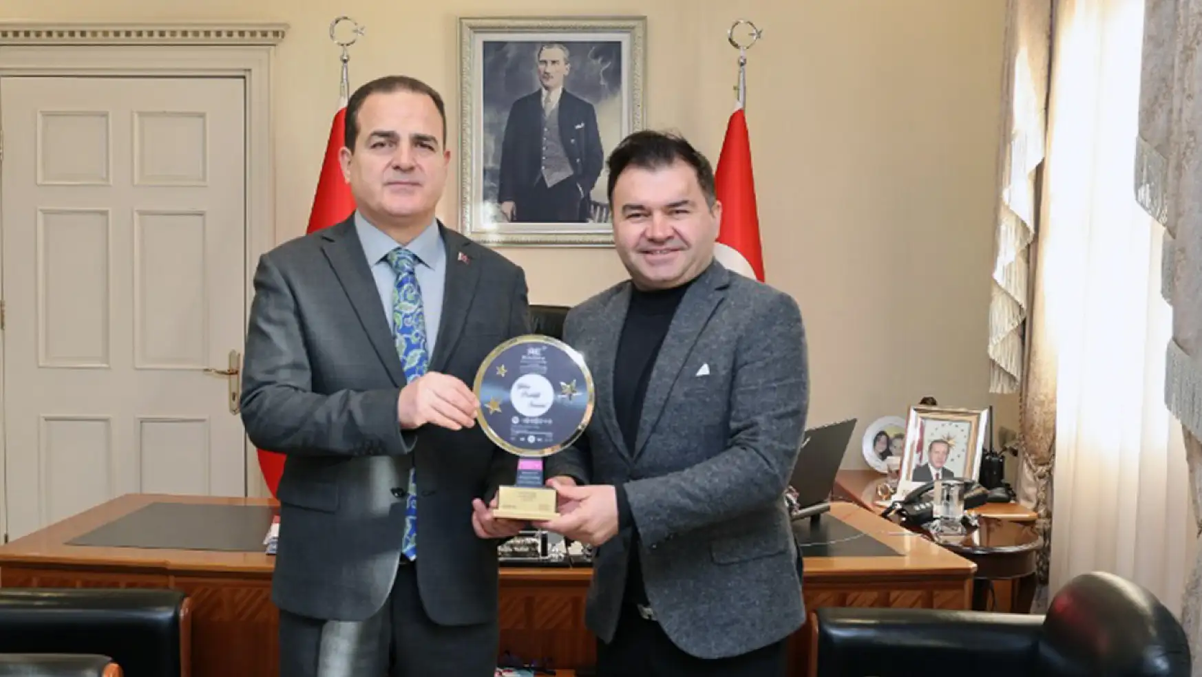 Vali Akbıyık'a 'Yılın Pozitif Valisi' ödülü