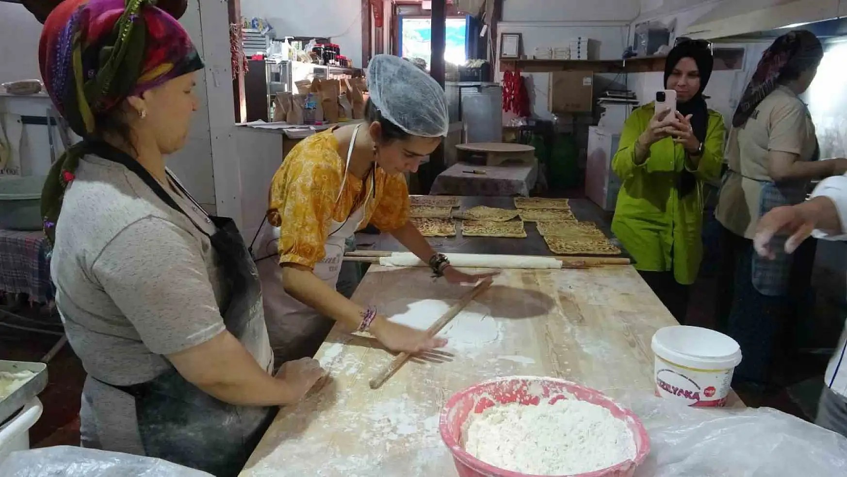 Farklı ülkelerden gelen öğrenciler Muğla yemeklerin eğitimini alıyor