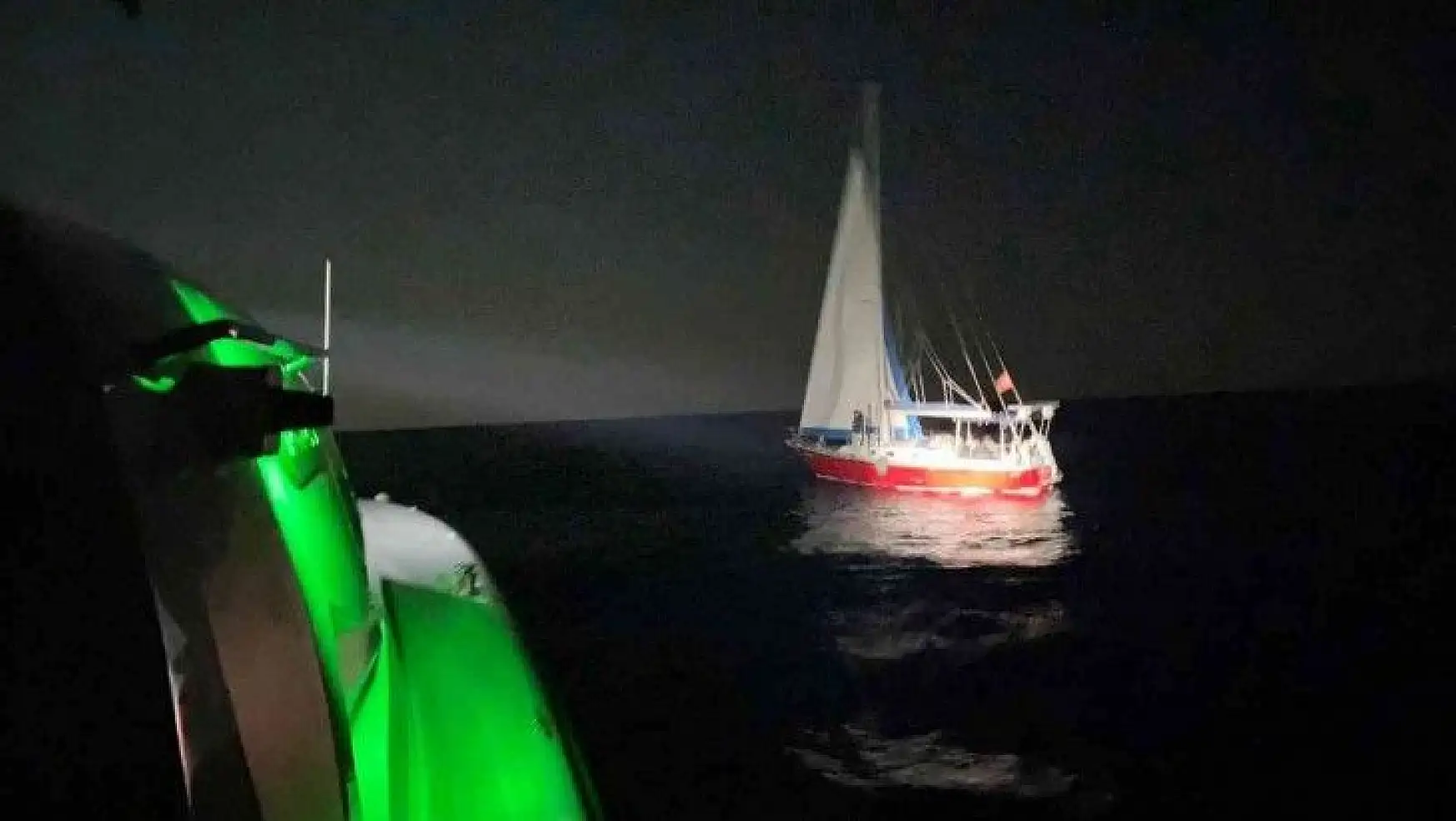 Yelkenli teknede 26 göçmen yakalandı