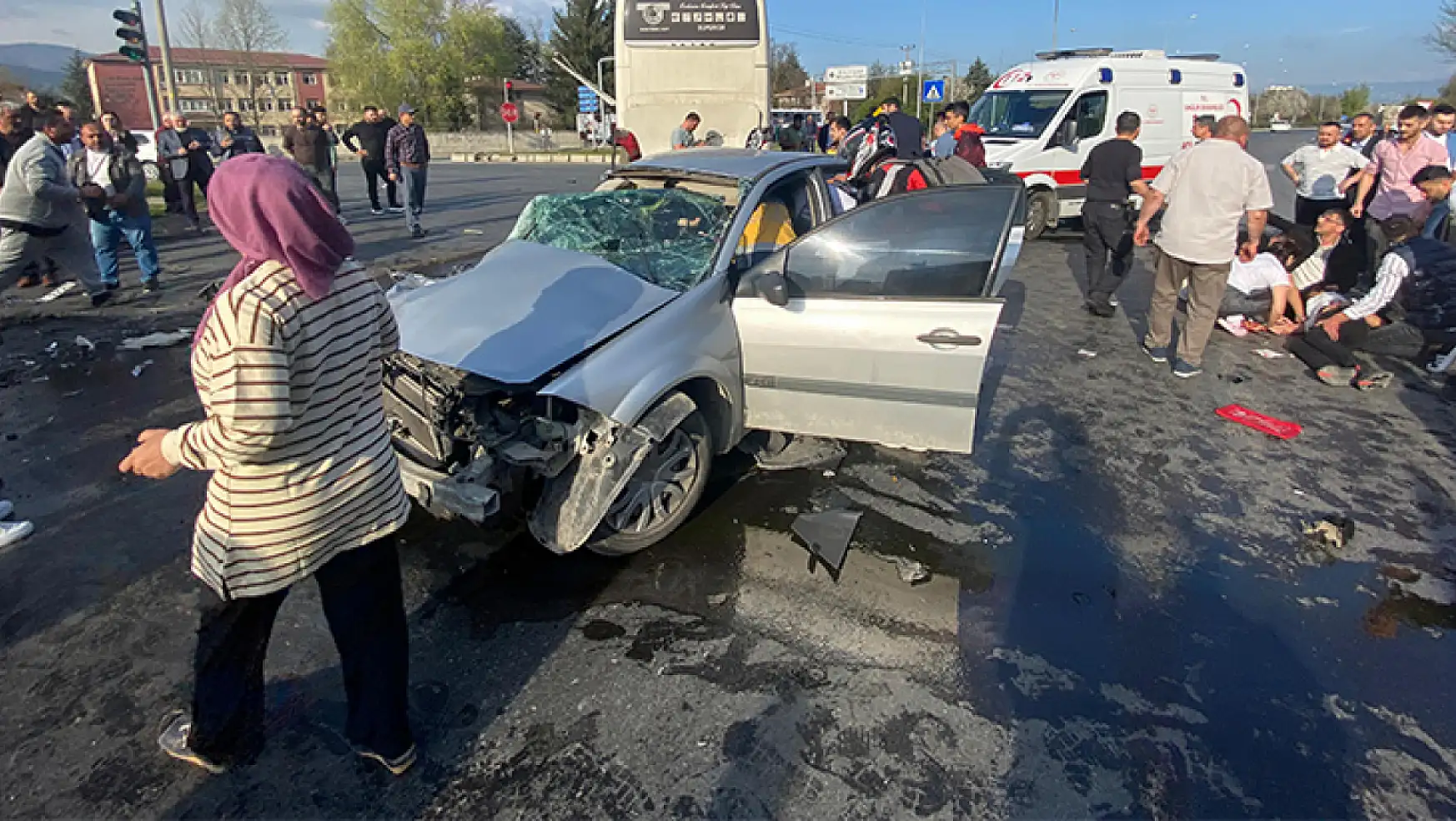 Yolcu Otobüsüne Çarpan Otomobil Kağıt Gibi Ezildi 2 Kişi Hayatını Kaybetti, 1 Kişi Yaralandı
