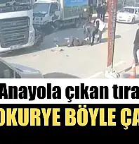 Anayola çıkan tıra, motokurye böyle çarptı