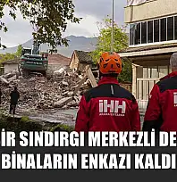 Balıkesir Sındırgı merkezli depremde yıkılan binaların enkazı kaldırılıyor