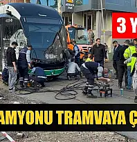 Çöp kamyonu tramvaya çarptı: 3 yaralı