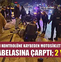 Direksiyon kontrolüne kaybeden motosiklet sürücüsü yön tabelasına çarptı 2 yaralı