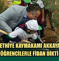 Fethiye Kaymakamı Akkaya, öğrencilerle fidan dikti