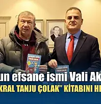 Futbolun efsane ismi Vali Akbıyık'a 'Gerçek Kral Tanju Çolak' kitabını hediye etti