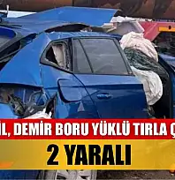 Otomobil, demir boru yüklü tırla çarpıştı: 2 yaralı