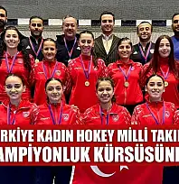Türkiye Kadın Hokey Milli Takımı şampiyonluk kürsüsünde