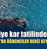 Türkiye kar tatilindeyken Antalya'da öğrenciler deniz keyfi yaptı