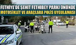 Fethiye'de Şehit Fethibey Parkı önünde motosiklet ve araçlara polis uygulaması