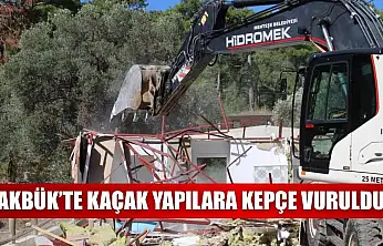 Akbük'te kaçak yapılara kepçe vuruldu