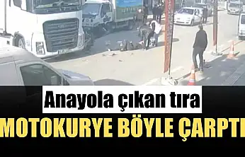Anayola çıkan tıra, motokurye böyle çarptı