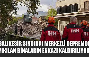 Balıkesir Sındırgı merkezli depremde yıkılan binaların enkazı kaldırılıyor