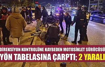 Direksiyon kontrolüne kaybeden motosiklet sürücüsü yön tabelasına çarptı 2 yaralı