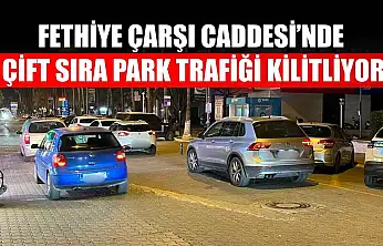 Fethiye Çarşı Caddesi'nde çift sıra park trafiği kilitliyor