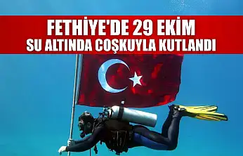 Fethiye'de 29 Ekim, su altında coşkuyla kutlandı