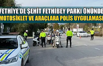 Fethiye'de Şehit Fethibey Parkı önünde motosiklet ve araçlara polis uygulaması