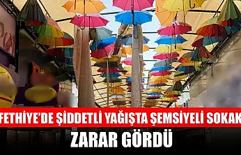Fethiye'de şiddetli yağışta şemsiyeli sokak zarar gördü