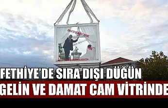 Fethiye'de sıra dışı düğün: Gelin ve damat cam vitrinde