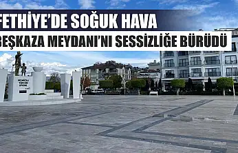 Fethiye'de soğuk hava Beşkaza Meydanı'nı sessizliğe bürüdü