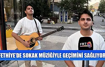 Fethiye'de Sokak Müziğiyle Geçimini Sağlıyor