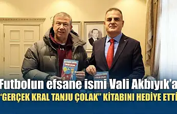 Futbolun efsane ismi Vali Akbıyık'a 'Gerçek Kral Tanju Çolak' kitabını hediye etti