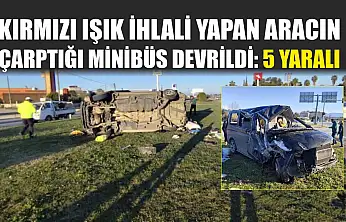 Kırmızı ışık ihlali yapan aracın çarptığı minibüs devrildi: 5 yaralı