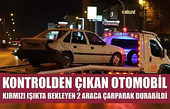 Kontrolden çıkan otomobil, kırmızı ışıkta bekleyen 2 araca çarparak durabildi