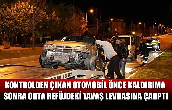 Kontrolden çıkan otomobil önce kaldırıma sonra orta refüjdeki Yavaş levhasına çarptı