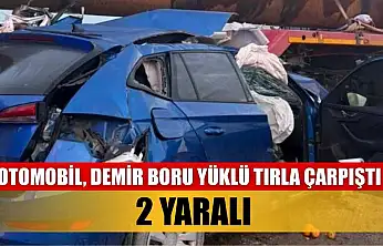 Otomobil, demir boru yüklü tırla çarpıştı: 2 yaralı