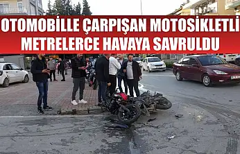 Otomobille çarpışan motosikletli, metrelerce havaya savruldu
