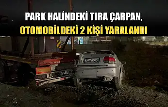 Park halindeki tıra çarpan otomobildeki 2 kişi yaralandı